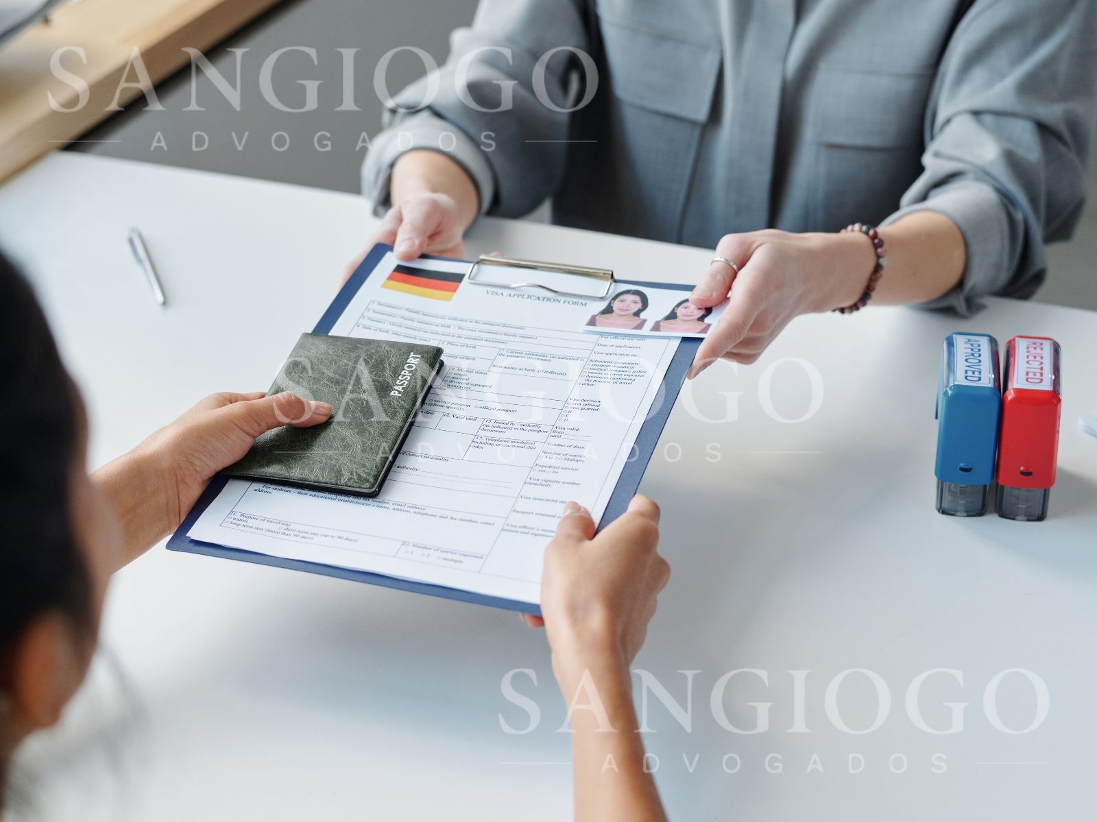 Vistos e Deportação: O Que Fazer Quando um Brasileiro Tem Problemas de Imigração no Exterior?