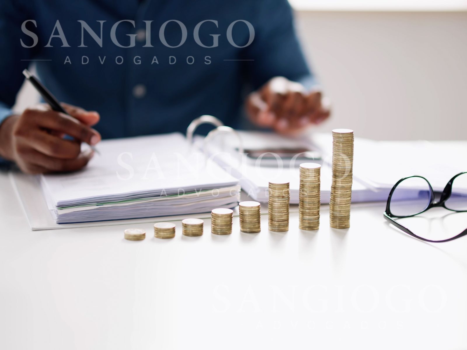 Atraso de Pagamento em Contratos Públicos: A Empresa Pode Cobrar Juros?